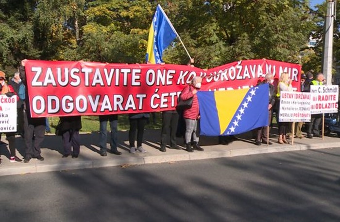 Protesti ispred Američke ambasade u Sarajevu