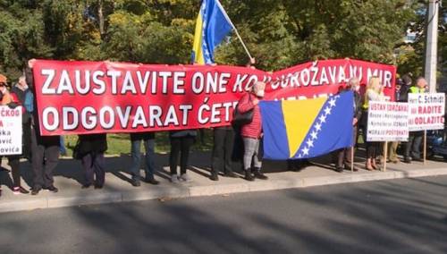 Protesti ispred Američke ambasade u Sarajevu