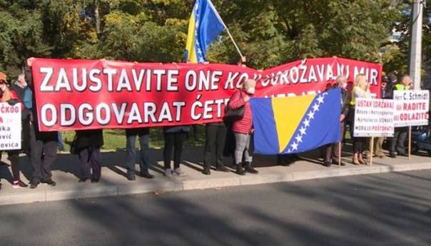 Protesti ispred Američke ambasade u Sarajevu