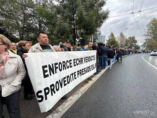 Protesti ispred OHR-a, intelektualci optužili Schmidta za 'antibosansko djelovanje'