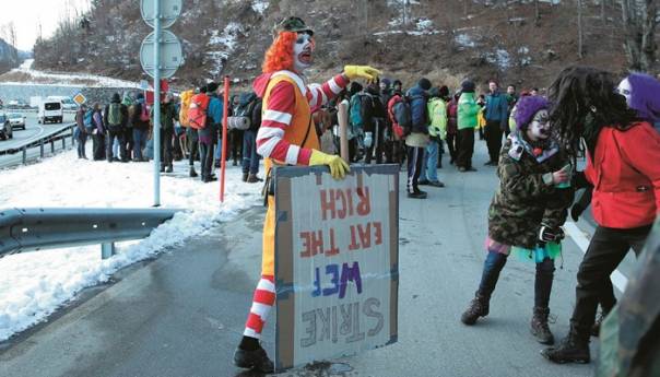 Protesti na početku 50. jubilarnog Svjetskog ekonomskog foruma u Davosu