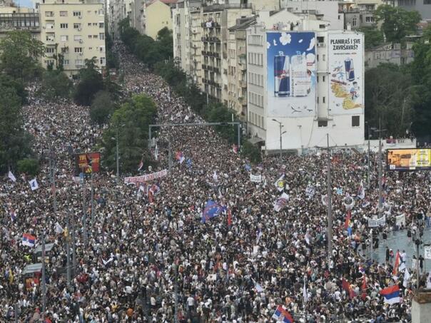 Protesti na Slaviji u Beogradu okupili skoro 200.000 ljudi