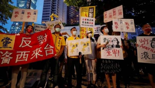 Protesti pred hotelom u kojem će biti Pelosi: "Idi kući, ratna huškačice"