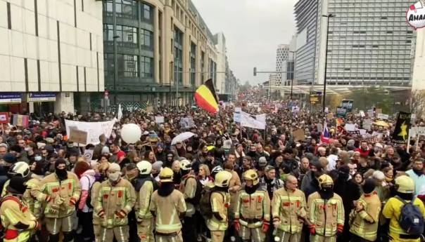 Protesti protiv restrikcija i vakcina u Briselu, suzavci i vodeni topovi