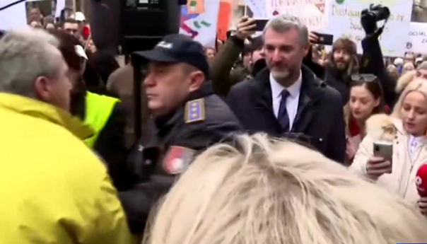 Protesti radnika ispred Vlade KS, Forto izviždan i odgurnut