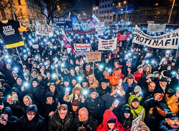 Protesti širom Slovačke: Desetine hiljada ljudi protiv smanjenja kazni za korupciju