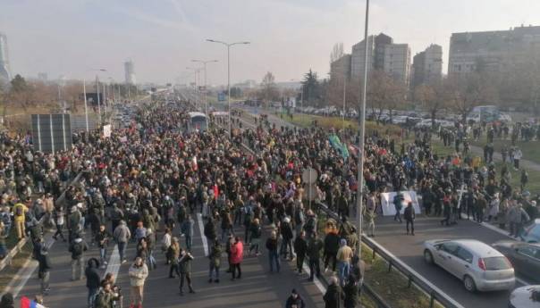 Protesti širom Srbije: Građani već blokirali autoput kod Sava centra