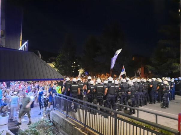 Protesti širom Srbije: Hiljade ljudi na ulicama Užica, blokade u Beogradu i Novom Sadu