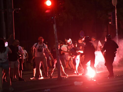 Protesti širom Srbije: Oklopna vozila, suzavac, pirotehnika i batine