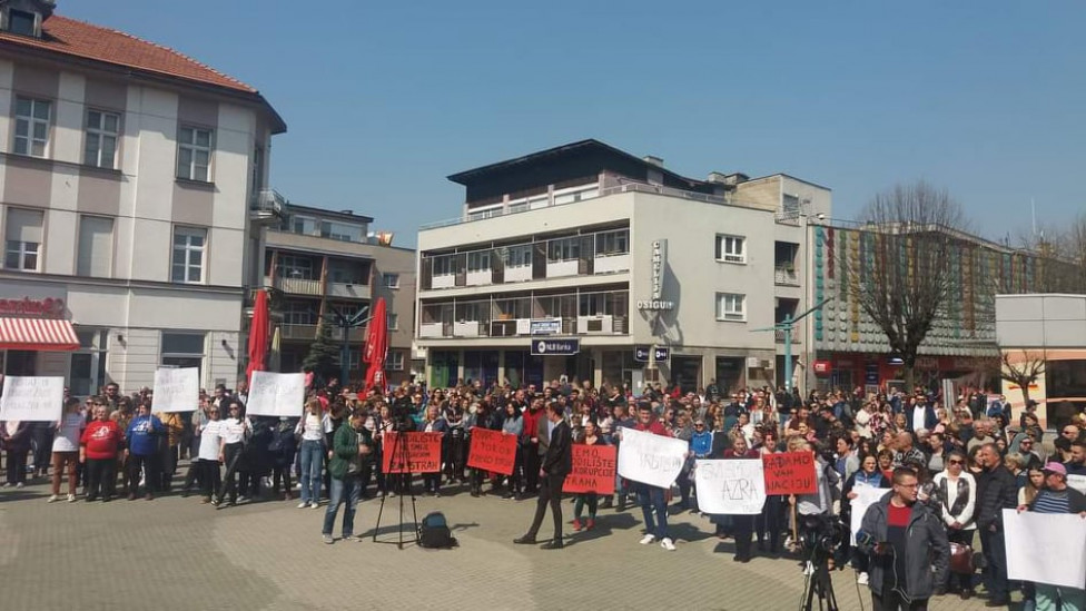 Protesti u Bihaću zbog smrti porodilje i njene bebe