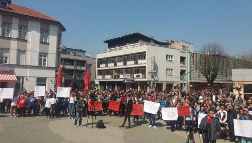 Protesti u Bihaću zbog smrti porodilje i njene bebe