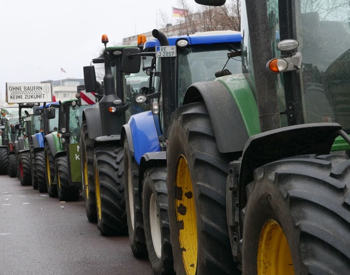 Protesti u centru Berlina: Poljoprivrednici protiv smanjenja subvencija za gorivo