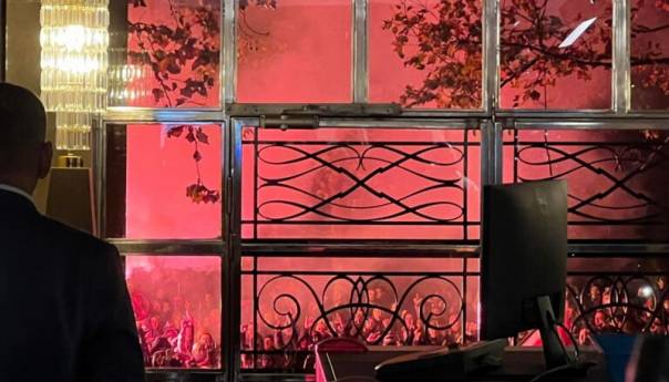 Protesti u Crnoj Gori: Bačen suzavac, građani ne odustaju