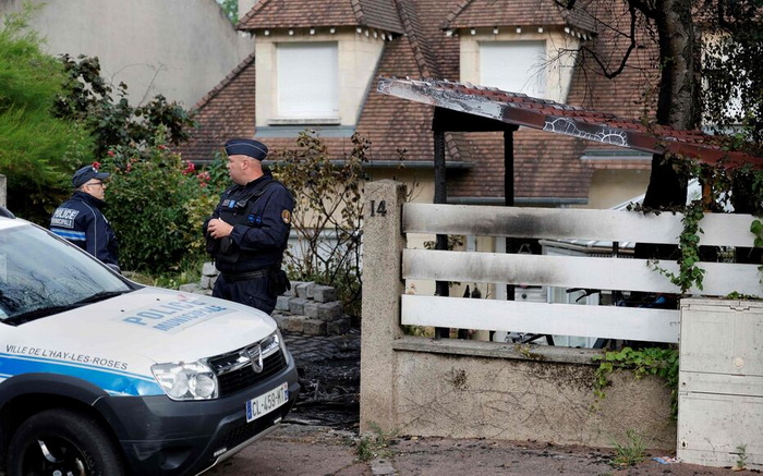 Protesti u Francuskoj: Zapaljeni automobil gurnuli na kuću gradonačelnika