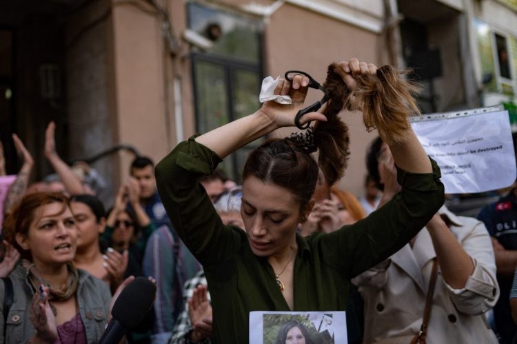 Protesti u Iranu zbog smrti pritvorene žene, Iranke se šišaju i skidaju hidžab