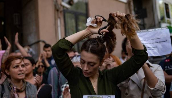 Protesti u Iranu zbog smrti pritvorene žene, Iranke se šišaju i skidaju hidžab