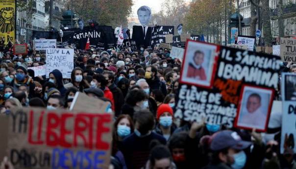 Protesti u Londonu, policija u Parizu ispalila suzavac za demonstrante
