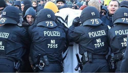Protesti u Njemačkoj: Iračanin se polio benzinom i zaletio prema ljudima