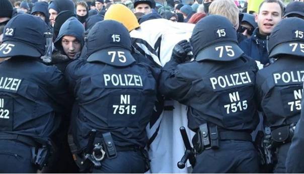 Protesti u Njemačkoj: Iračanin se polio benzinom i zaletio prema ljudima