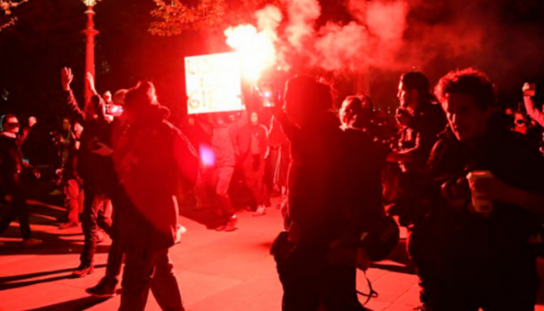 Protesti u Parizu i Lionu: Policija koristila suzavce, pokušavaju razbiti demontracije