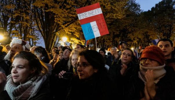 Protesti u Parizu protiv restrikcija u Austriji