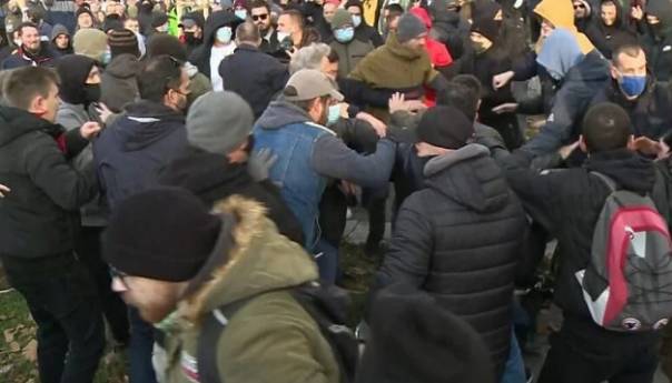 Protesti u Srbiji: Incidenti u Novom Sadu