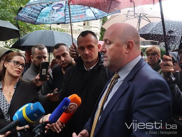 Protesti u toku, pogledajte kako su ministra dočekali zdravstveni radnici