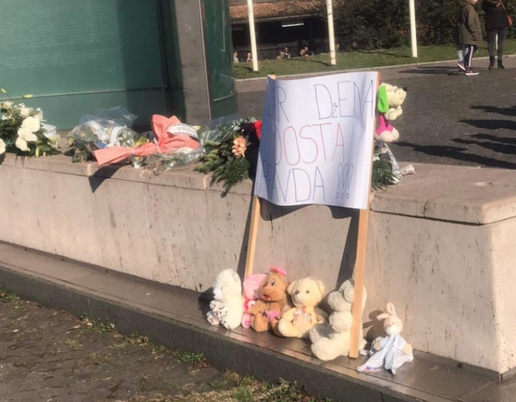 Protesti za malenu Dženu Gadžun u Zenici: Igračke, djeca, i jasno 'Dosta'