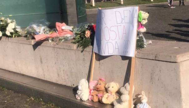 Protesti za malenu Dženu Gadžun u Zenici: Igračke, djeca, i jasno 'Dosta'