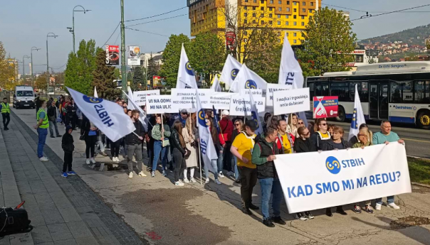 Protestna šetnja sindikata od državnog do Parlamenta FBiH