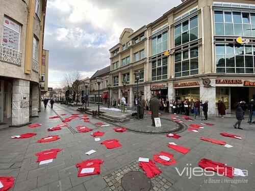 Protestni performans u Tuzli: Da li sam ja sljedeća?