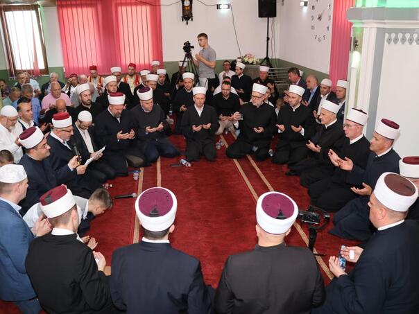 Proučena hafiska dova Samir-ef. Mehiću, stotom hafizu Behram-begove medrese Proučena hafiska dova Samir-ef. Mehiću, stotom hafizu Behram-begove medrese
