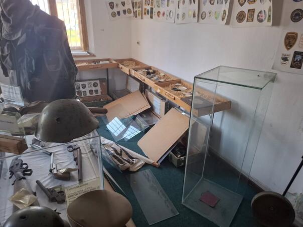 Provaljeno u Muzej Armije RBiH u Sanskom Mostu, brojni eksponati uništeni