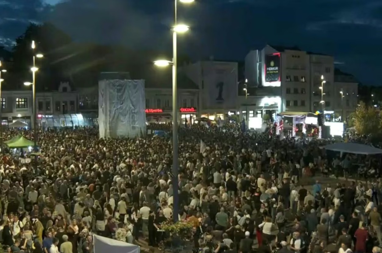 Incident na skupu studenata u Nišu: Uklonjena zastava zločinca Mladića