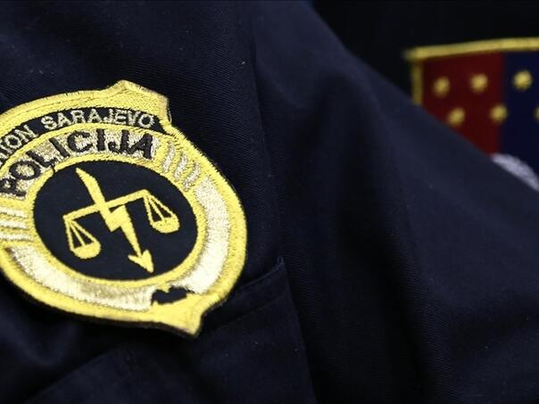 Pružao otpor: Policajci savladali naoružanog muškarca