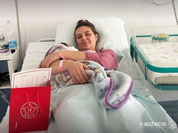Prva beba rođena u 2026. godini u Mostaru postala članica FK Velež