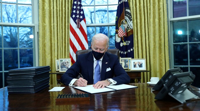 Prva Bidenova sedmica u Bijeloj kući: Ukinuo brojne Trumpove odluke