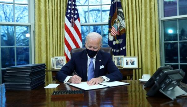 Prva Bidenova sedmica u Bijeloj kući: Ukinuo brojne Trumpove odluke