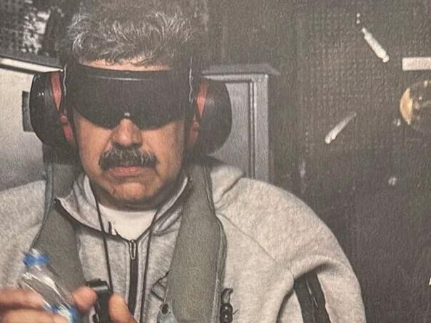 Prva fotografija uhapšenog Madura: Lisice, trenerka i flaša vode u rukama