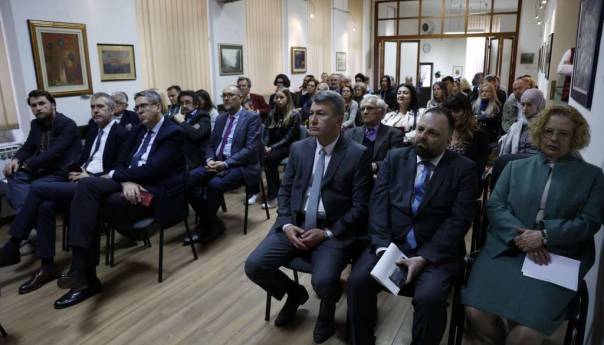 Prva javna biblioteka u Sarajevu i BiH je Centralna biblioteka Prosvjete