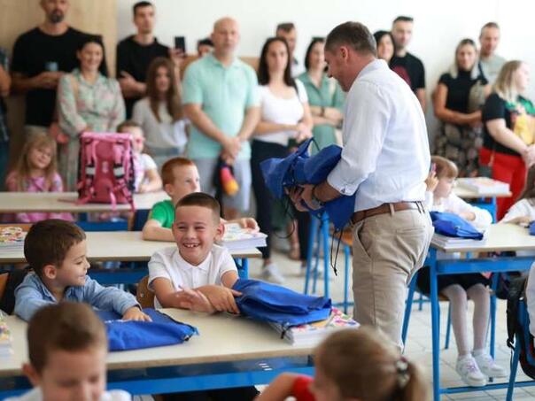 Prvačići u Bihaću od Gradske uprave dobili poklon-pakete na početku školske godine