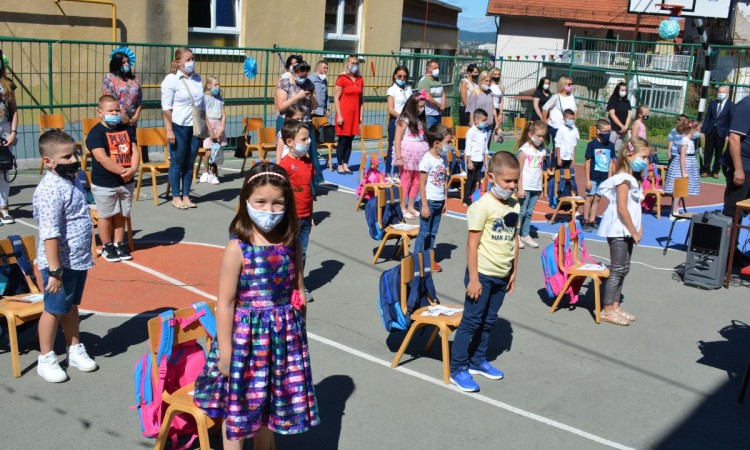 Prvačići u Starom Gradu dobili ruksake i školski pribor