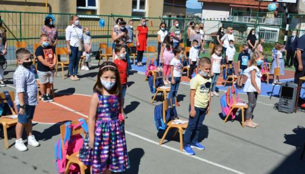 Prvačići u Starom Gradu dobili ruksake i školski pribor