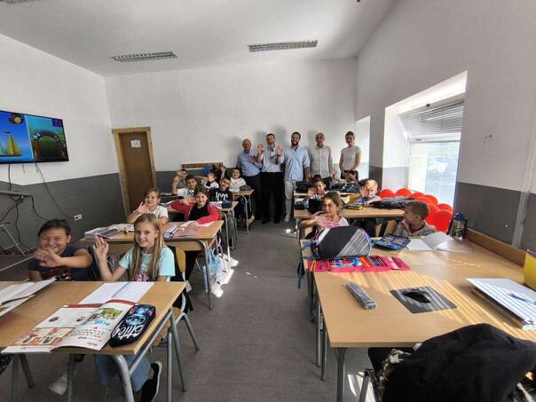 Prvačićima iz Nove Kasabe, Srebrenice i Potočara podijeljeni ruksaci sa školskim priborom