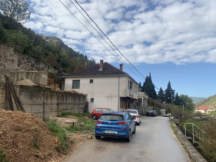 Prve fotografije kuće na koju se obrušila stijena