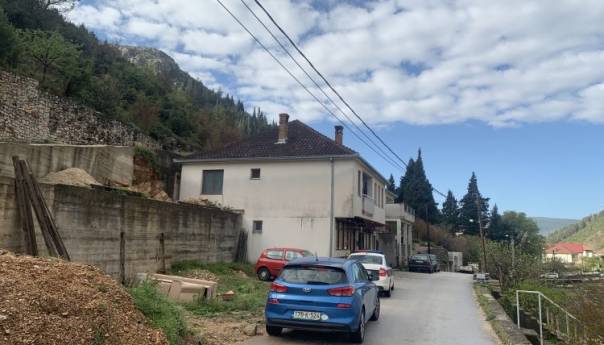 Prve fotografije kuće na koju se obrušila stijena