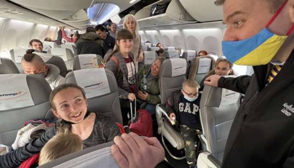 Prvi avion sa ukrajinskim izbjeglicama dočekan u kanadskoj provinciji Newfoundland i Labrador