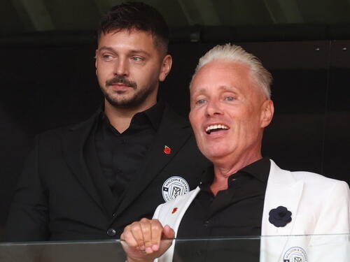 "Prvi britanski gay tata" i njegov suprug optuženi za silovanje, seksualne napade i trgovinu ljudima