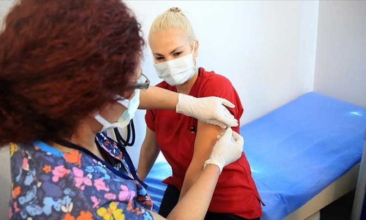 Prvi dan vakcinacije u Turskoj:  100.000 zdravstvenih radnika primilo vakcinu