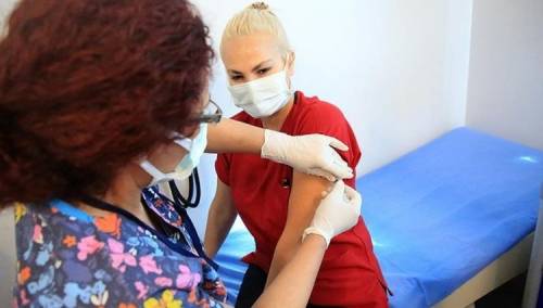 Prvi dan vakcinacije u Turskoj: 100.000 zdravstvenih radnika primilo vakcinu